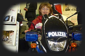 Kind auf dem Polizeimotorrad