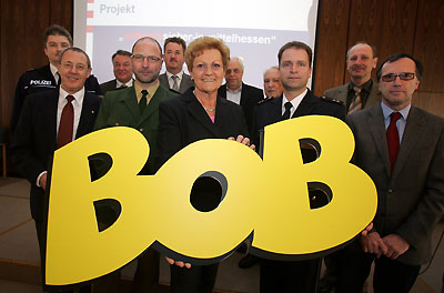 Landrätin Monika Bachmann und rechts daneben POR Kaletsch bei der Einführung in Saarlouis