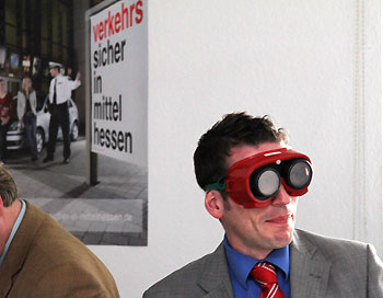 Der Vorsitzende von Pro Polizei, Lars Burkhard Steinz testet eine Rauschbrille