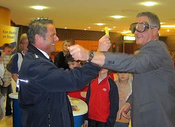 Auch der Bürgermeister von Lollar, Dr. Bernd Wieczorek besuchte den BOB-Stand. Beim Test mit Rauschbrillen hatte er auch einige Probleme.