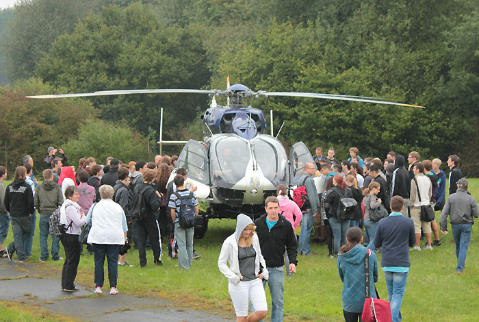 nach der Landung konnte der Polizeihubschraubers, eines Eurocopters 145, besichtigt werden
