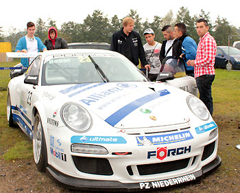 bewundert wurde auch ein ausgestellter Porsche Carrera 