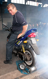 Test am polizeilichen Motorradprüfstand