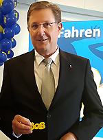 Mittelhessens Polizeipräsident Bernd Paul mit dem BOB-Schlüsselanhänger