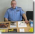 Björn Petry am Informationsstand der Polizei Mittelhessen 