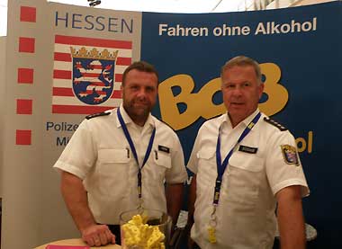 Ein Teil des BOB-Team auf der Ausbildungs- und Studienmesse in Wetzlar, v.l. PHK Björn Petry und PHK Andreas Düding