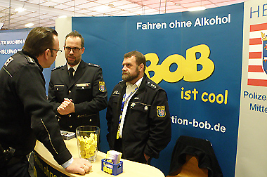 Polizeioberkommissar Markus Schaaf und Polizeihauptkommissar Björn Petry vom BOB-Team der Polizei im intensiven Gespräch mit einem Kollegen der Bundespolizei vom Nachbarstand