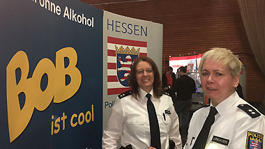 Die beiden Damen am Polizeistand, die Einstellungsberaterin Sabine Richter, und Frauke Lindauer vom BOB-Team auf der Bildungsmesse in Haiger 