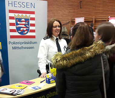 Die Einstellungsberaterin des Polizeipräsidiums Mittelhessen, Sabine Richter, informierte auf der Messe in Haiger über den Polizeiberuf in Hessen 