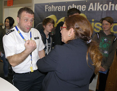 Polizeihauptkommissar Björn Petry vom BOB-Team der Polizei im intensiven Gespräch mit einer Messebesucherin