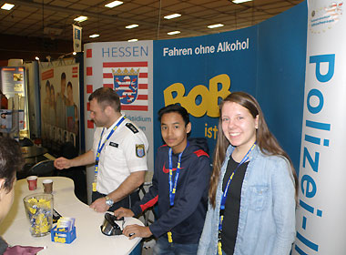 Der BOB-Stand mit Polizeihauptkommissar Björn Petry und zwei der jungen BOB'ler