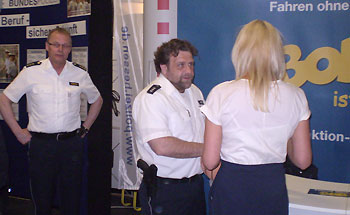 Polizeihauptkommissar Björn Petry im Gespräch mit einer jungen Dame - auch Polizeidirektor Rolf Krämer (links) schaut am BOB-Stand vorbei