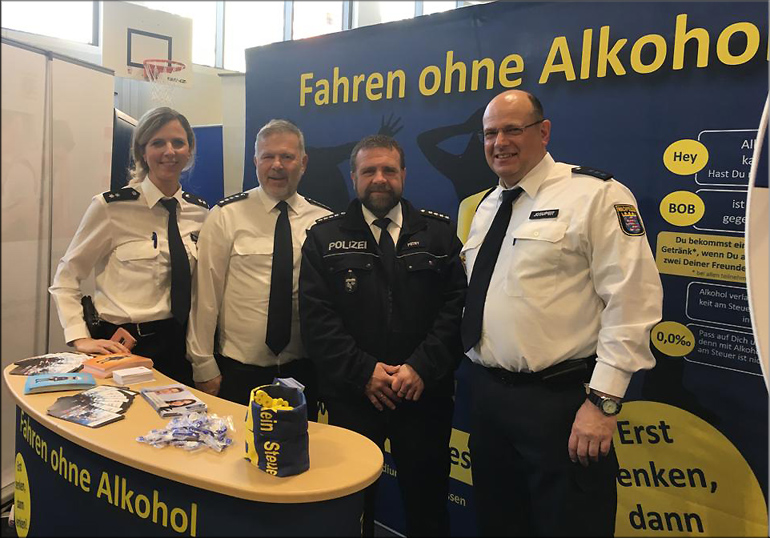 Das Team der Polizei am Freitag mit von links Einstellungsberaterin Kerstin Müller, sowie das Team der Aktion BOB mit Andreas Düding, Björn Petry und Peter Josupeit
