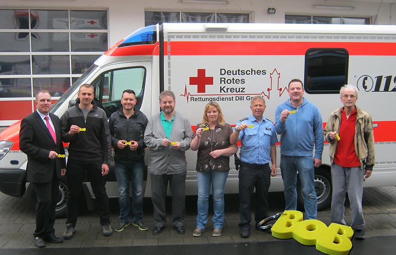 Das DRK-Team vom Kreisverband Dillkreis mit PHK Andreas Düding (3. v. r.) mit dem Erkennungszeichen der Aktion BOB - dem knallgelben Schlüsselanhänger 