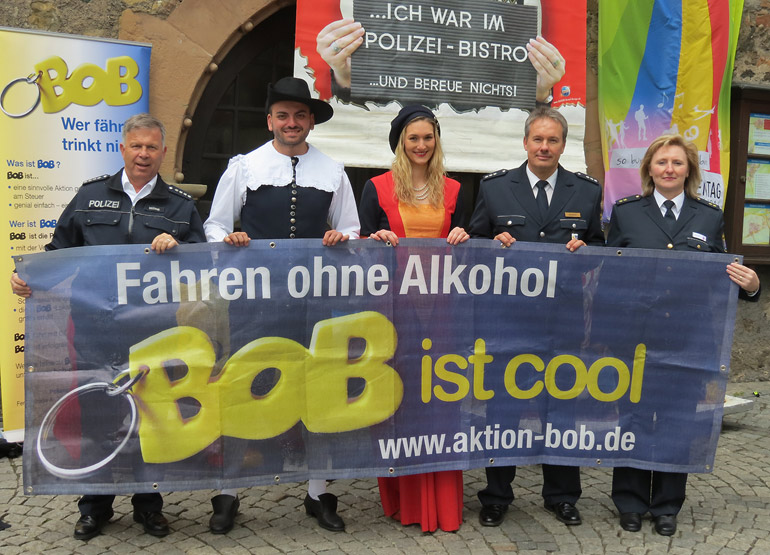 Das BOB-Team der Polizei mit den beiden Polizeihauptkommissaren Andeas Düding (von links) und Dirk Brandau, sowie Polizeioberrätin Gaby Häuser mit dem Hessentagspaar und dem BOB-Banner 
