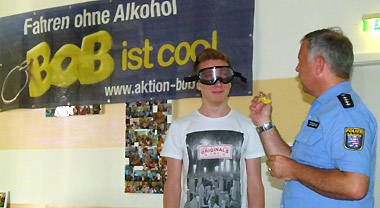Polizeihauptkommissar Andreas Düding erklärt die Funktionsweise der Rauschbrille