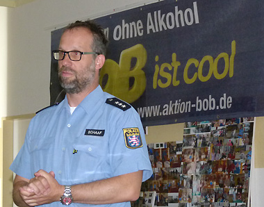 Polizeihauptkommissar Markus Schaaf während des BOB-Workshops im AWO-Mehrgenerationenhaus Herborn