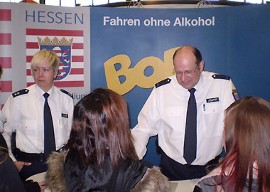 POK'in Frauke Lindauer und Verkehrserzieher Peter Josupeit hatten einiges zu tun am BOB-Infostand
