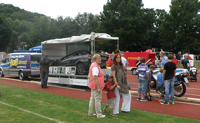 Aktion BOB im Stadion von Wetzlar mit einem angehängten Unfall-Fahrzeug