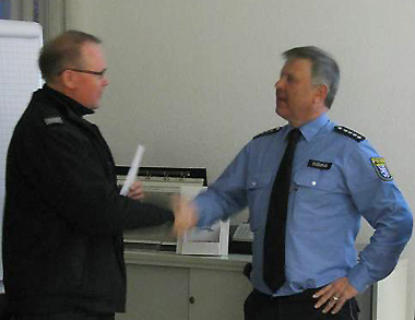 Friedel Mehlmann, stellvertretender Verbandsvorsitzender des Feuerwehrverbandes Wetzlar, überreicht den Spendenscheck für die Aktion BOB an Polizeihauptkommissar Andreas Düding 