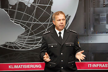 Polizeihauptkommissar Düding bei seinem Vortrag rund um das Thema BOB