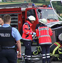 Einsatz der Polizei und Feuerwehr bei einem Unfall (Archivfoto)