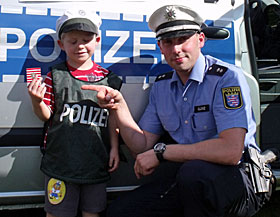 Foto links: :'kleiner und großer' Kollege, Kinderkommissar Tim und Polizeioberkommissar Glunz 