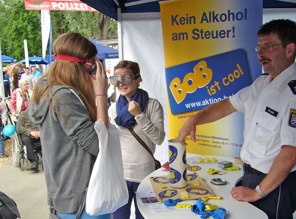 Der BOB-Stand auf dem Hessentag in Wetzlar - gegenüber dem Polizeibistro, hier kann man z. B. mal eine Rauschbrille ausprobieren