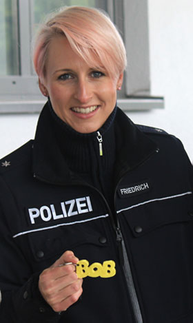 Auch Polizeikommissarin und Hochspringerin Ariane Friedrich findet die Aktion BOB eine "Super-Sache" - die sie gerne unterstützt gerade als Polizistin und Spitzensportlerin