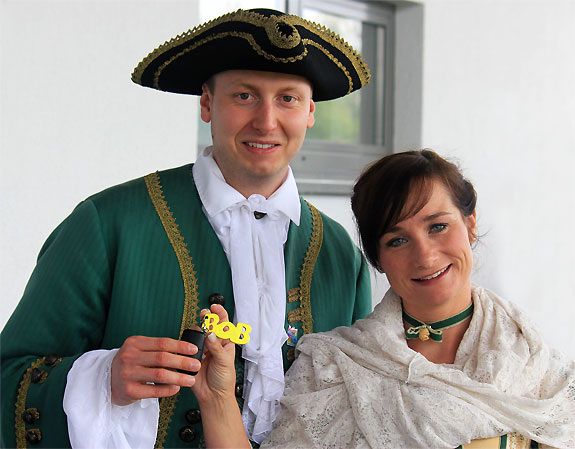 Das Hessentagspaar Nina Becker und Florian Köhler mit dem BOB-Schlüsselanhänger