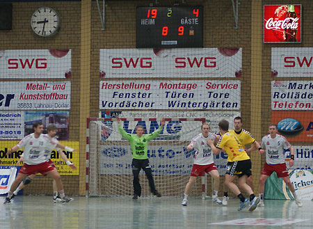 Spielszene im Handballspiel der 2. Bundesliga zwischen dem TV Hüttenberg und Coburg