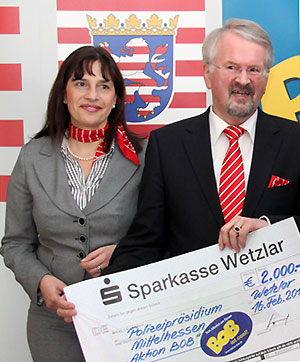 Susanne Dörr-Heil (Werbeleiterin der Sparkasse Wetzlar) überreicht mit Armin Ringsdorf (Vorstandsmitglied der Sparkassenstiftung Wetzlar) den Scheck an die Projektverantwortlichen der Aktion BOB