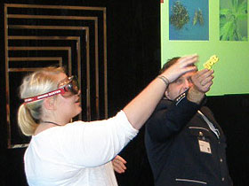Polizeihauptkommissar Björn Petry (rechts) lässt eine Workshop-Teilnehmerin mit der Rauschbrille nach dem BOB greifen