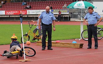 Der Polizei Fahrradparcours offenbarte sich als Herausforderung