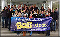 Die Azubis aus allen Ausbildungsbereichen der Stadtverwaltung Wetzlar mit dem BOB-Team der Polizei und dem BOB-Banner