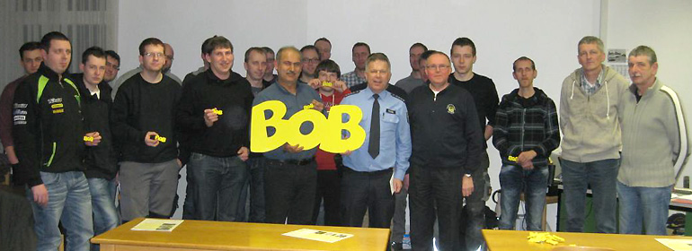 Das Gruppenbild zeigt die Teilnehmer nach dem BOB-Workshop mit rechts: Fahrlehrer Jürgen Riedel; daneben Uwe Mampoteng (Kassierer des Feuerwehrverbandes Wetzlar) 