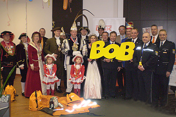 Das Prinzenpaar der Wetzlarer Karnevalsgesellschaft mit Gefolge sowie Vertretern der Stadt Wetzlar, des Lahn-Dill-Kreises, der Organisation „Pro Polizei“ und der Polizei Lahn-Dill mit dem BOB-Schriftzug