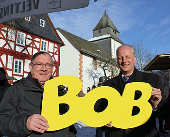 v. l.: Wolfgang Döring (Organisator Förderverein FSV Buchenau) und Dautphetals Bürgermeister Bernd Schmidt mit dem großen BOB