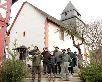 Die Jagdhornbläser aus Buchenau vor der Martinskirche