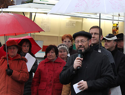 Pfarrer Jürgen Barth bei seiner Ansprache - im Hintergrund das BOB-Plakat