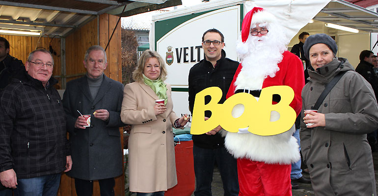v.l. der Vorsitzende vom Fördervereins des FSV Buchenau, der mit seinem Team den Adventsmarkt in Buchenau organisiert, Wolfgang Döring, Helmut Wege (Kreisbeigeordneter - in Vertretung des Landrates), der der "SPD-Delegation" und dem BOB-Weihnachtsmann