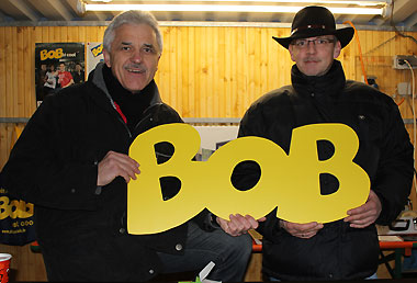 v.l. Polizeihauptkommissar Eberhard Dersch vom BOB-Team der Polizei sorgte im BOB-Stand zusammen mit Hartmut Weigand vom Team des Veranstalters für genügend BOB-Infos