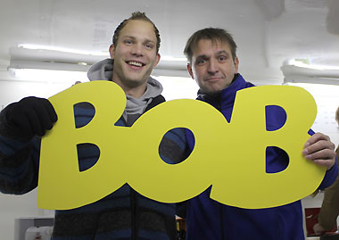 Auch	Buchenaus	Trainer,	Jürgen	Koch (rechts neben mit FSV-Spieler Alexander Hahn), werben gerne für die Aktion BOB gegen Alkohol am Steuer