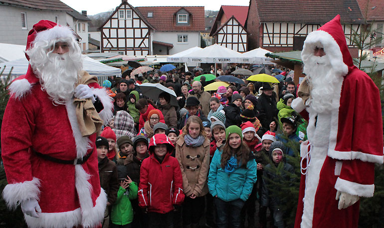 Einiges los auf dem Adventsmarkt in Buchenau - insbesondere vor der hier bevorstehenden Bescherung 