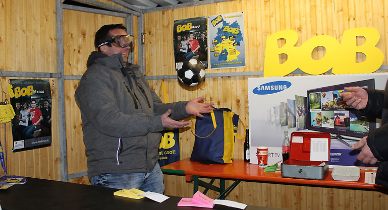 Auch die Rauschbrille kam zum Einsatz am BOB-Stand auf dem Adventsmarkt in Buchenau. Das Foto oben zeigt, dass es beim Fangen eines Balles mit einer Rauschbrille durchaus zu Problemen kommen kann