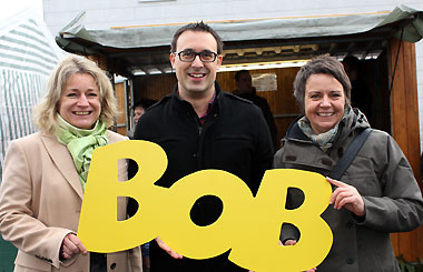 Auch das SPD-Team ist pro-BOB eingestellt mit v. l. Angelika Löwer (Landtagsabgeordnete), Sören Bartol (Bundestagsabgeordneter) und Kirsten Fründt (zukünftige Ländrätin im Kreis Marburg-Biedenkopf) mit dem großen BOB-Schriftzug beim Buchenauer Adventsmarkt