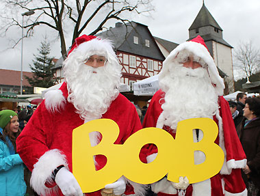 Auch die Weihnachtsmänner auf dem Buchenauer Adventsmarkt machten gerne Werbung für BOB, die Präventivaktion gegen Alkohol am Steuer