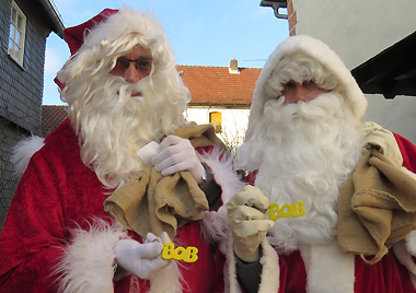Auch die Weihnachtsmänner auf dem Buchenauer Adventsmarkt machten gerne Werbung für BOB, die Präventivaktion gegen Alkohol am Steuer