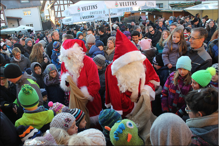 Einiges los auf dem Adventsmarkt in Buchenau - insbesondere während der Bescherung durch die beiden Weihnachtsmänner