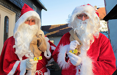Die Weihnachtsmänner auf dem Buchenauer Adventsmarkt machten gerne Werbung für BOB, die Präventivaktion gegen Alkohol am Steuer